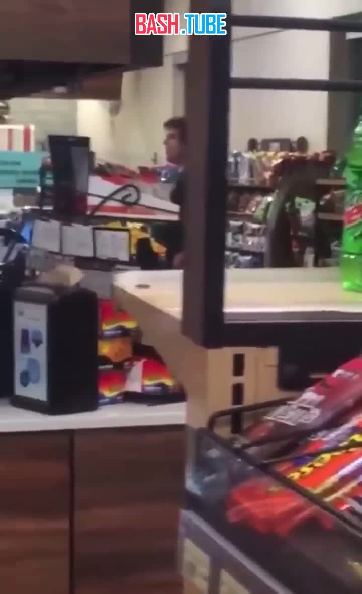  В США негр одним ударом отправил в нокаут толстого американца, который предъявлял ему претензии