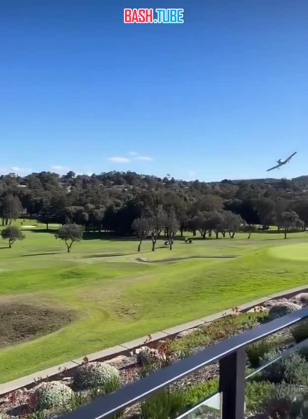  В Сиднее легкомоторный самолет упал на поле для гольфа
