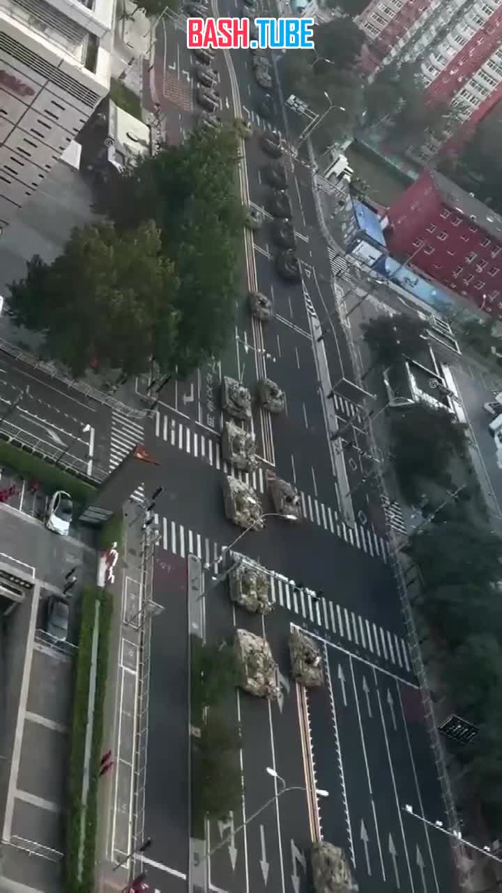  Подготовительные мероприятия к военному параду начались вчера на улицах Пекина и продолжались до поздней ночи