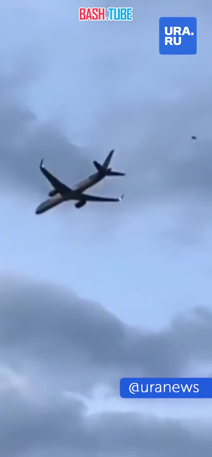  Самолет с 273 пассажирами загорелся в воздухе из-за неисправности двигателя