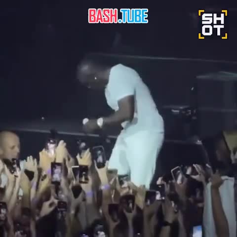  Рэпер Akon избил охранника своего же концерта в Сочи