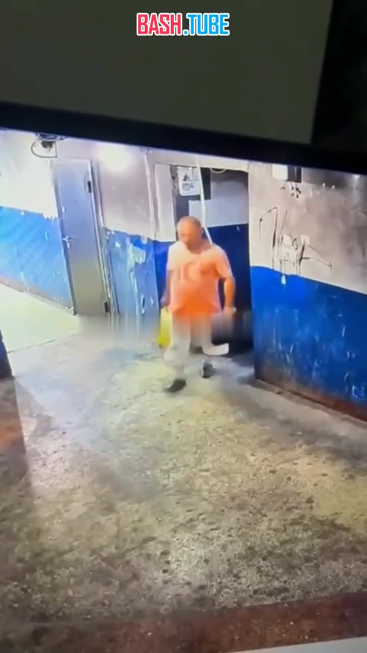  Смертельно опасную ртуть разбрызгали в подъезде дворники во Владивостоке