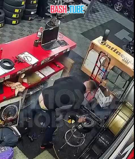  В Австралии мужчина едва не погиб от взрыва электросамоката, когда он менял колесо - в этот момент вспыхнула батарея