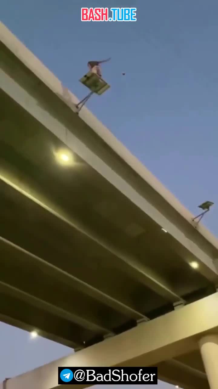  В Парагвае парень пытался сделать эффектное селфи, стоя на солнечной панели на мосте