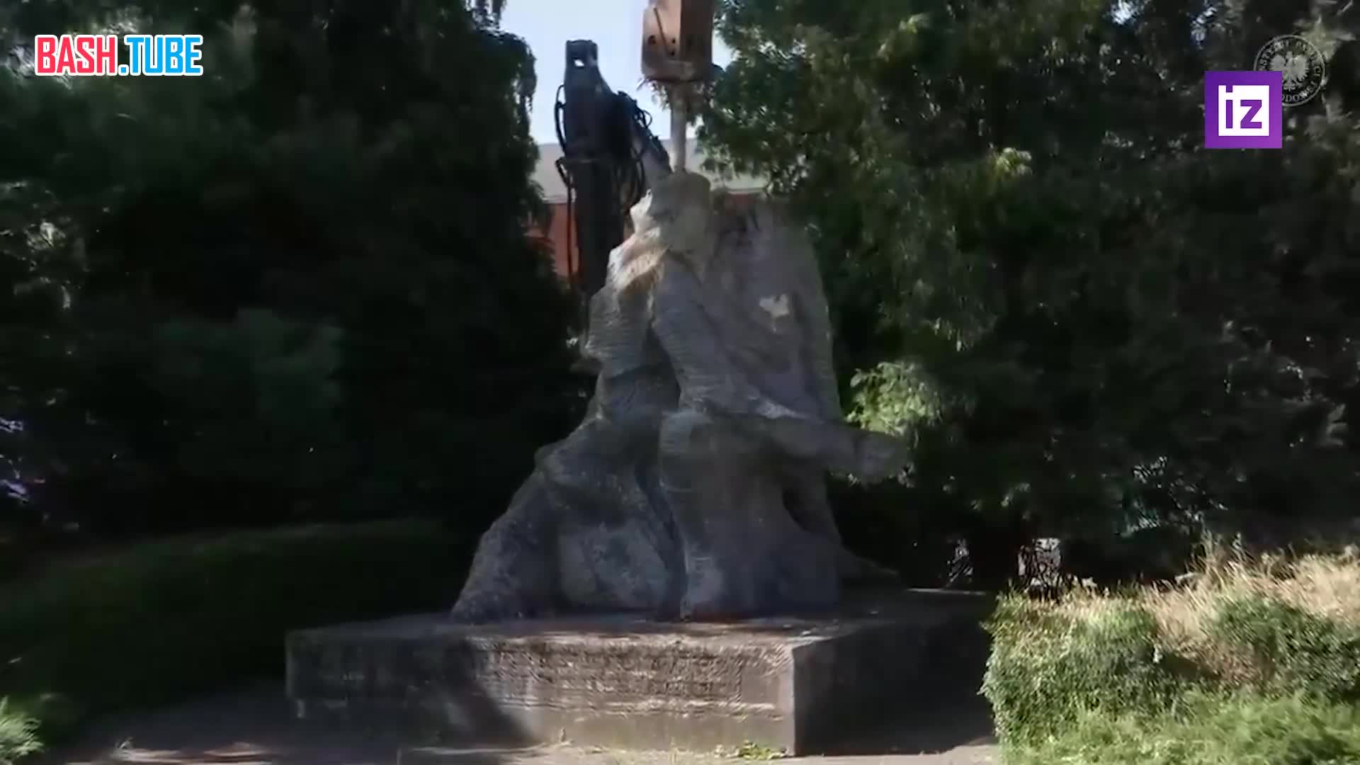  В польских Плотах снесли памятник польско-советскому братству по оружию