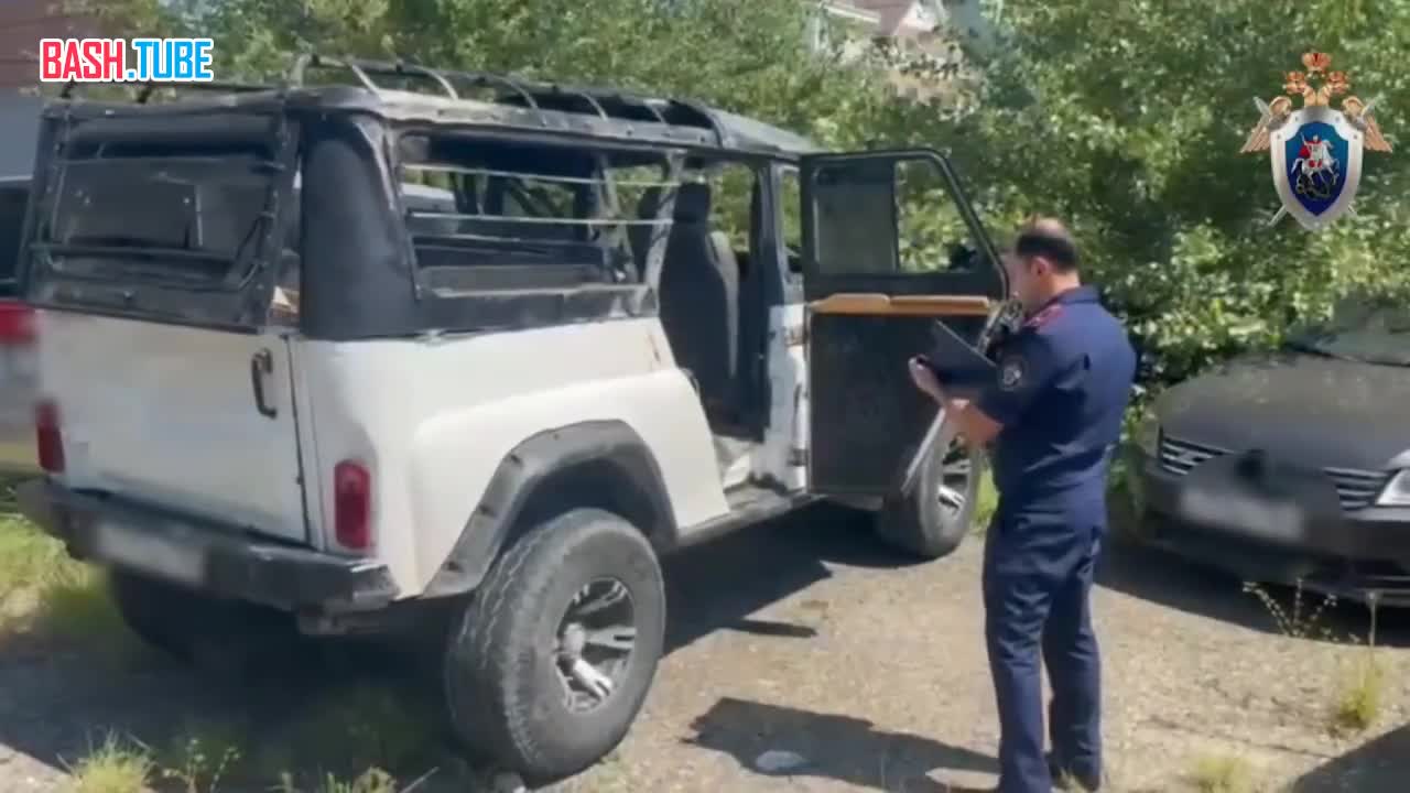  Сотрудники краснодарского СК изучают «УАЗ», на котором в Сочи разбились туристы