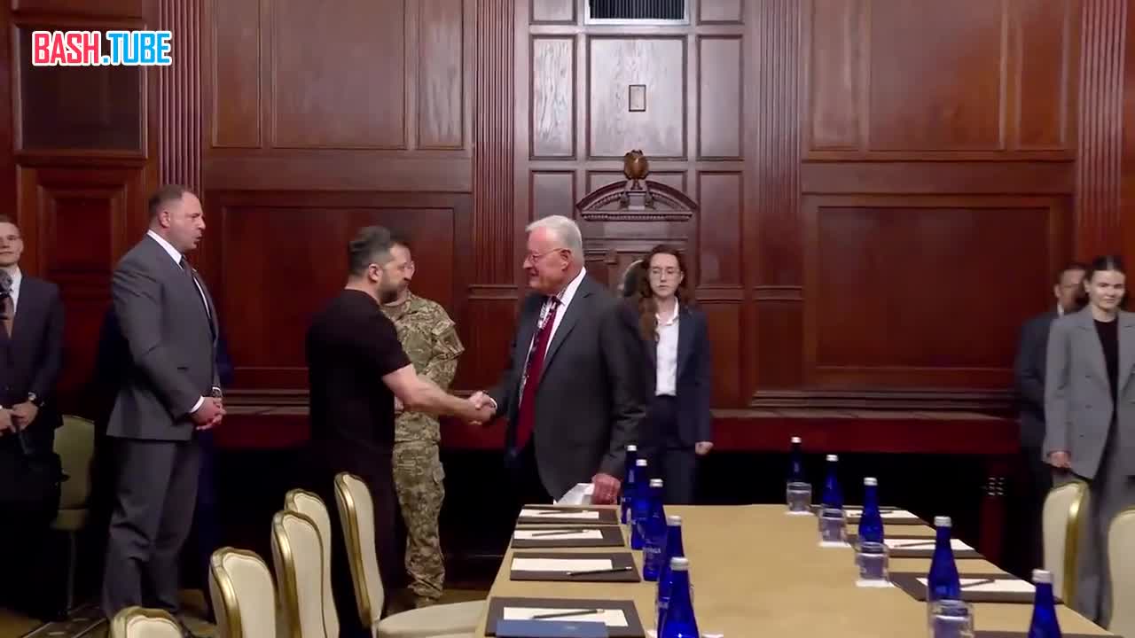  Зеленский приехал в Вашингтон в футболке