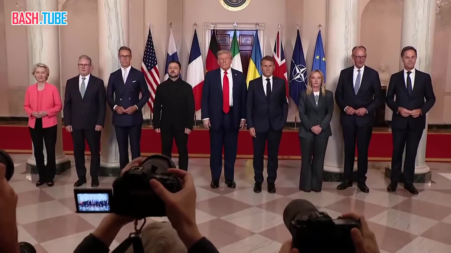  Трамп, Зеленский и лидеры европейских стран выстроились для совместного фото