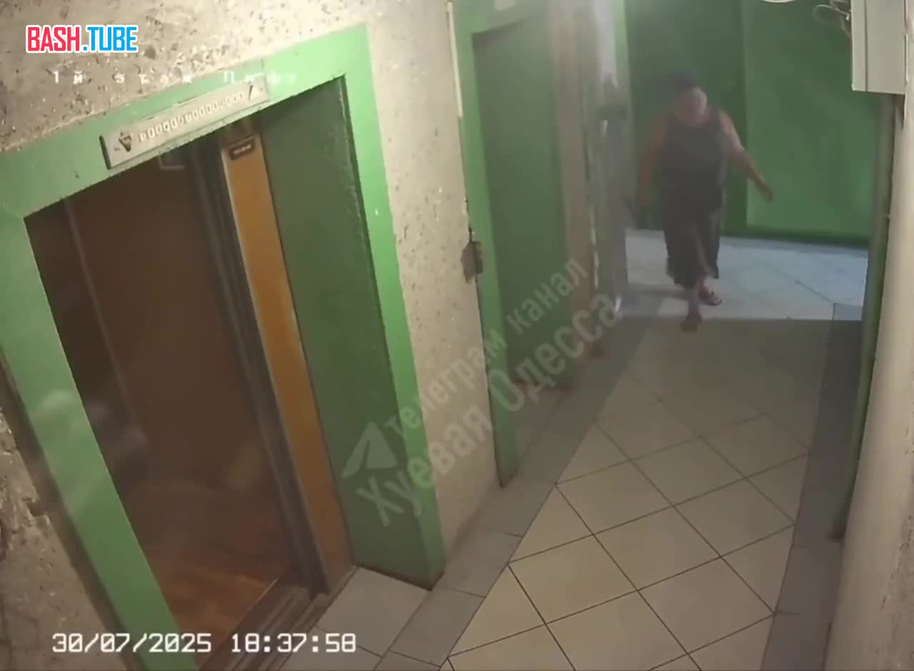  В Одессе жители дома решили проверить камеру и наконец-то узнать, чья собака гадит в лифте