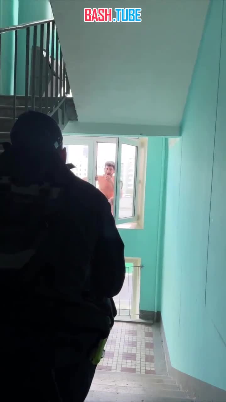  В Подмосковье полуголый наркоман пытался выброситься из окна многоэтажного дома