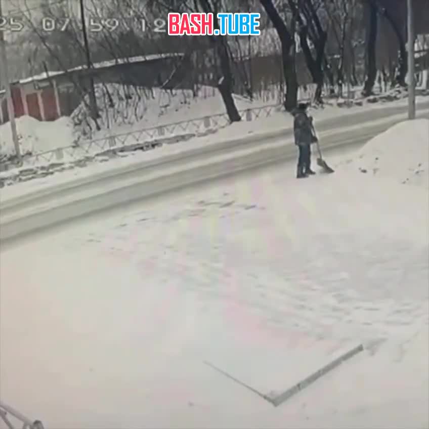  Колесо отлетело от автобуса и сбило дворника в Новокузнецке