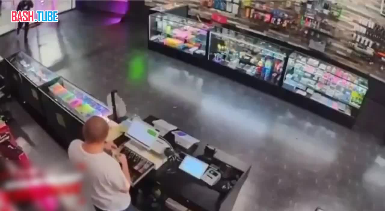  Реакция продавца в Америке на непрошенных гостей магазина