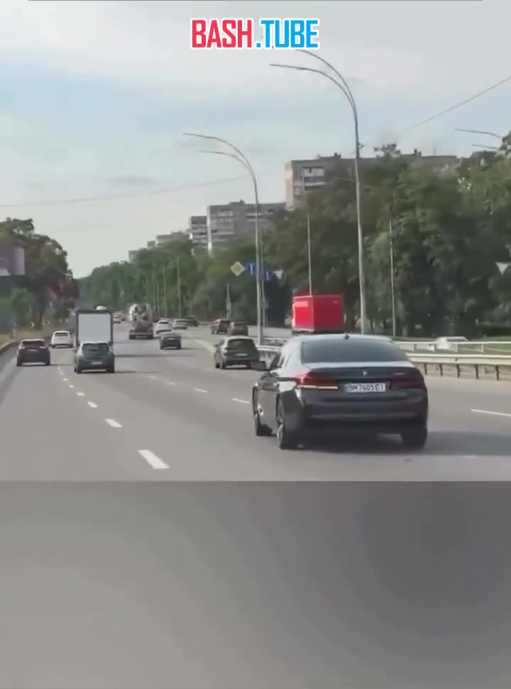  Невероятно редкое явление засняли на дороге: водитель BMW использует поворотник