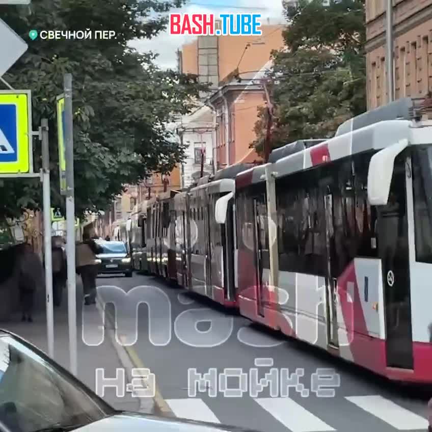  Длиннющая пробка из трамваев полностью парализовала односторонний Свечной переулок
