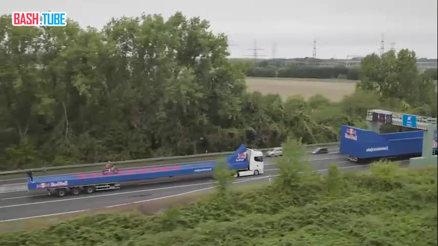  Сальто с риском для жизни: немецкий мотогонщик совершил смертельно опасный трюк