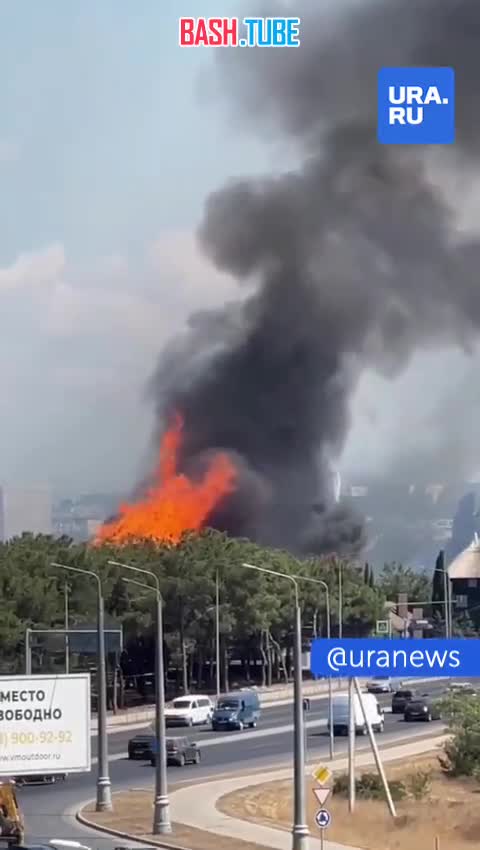  Сильный пожар в Севастополе: горит здание ресторана и трава