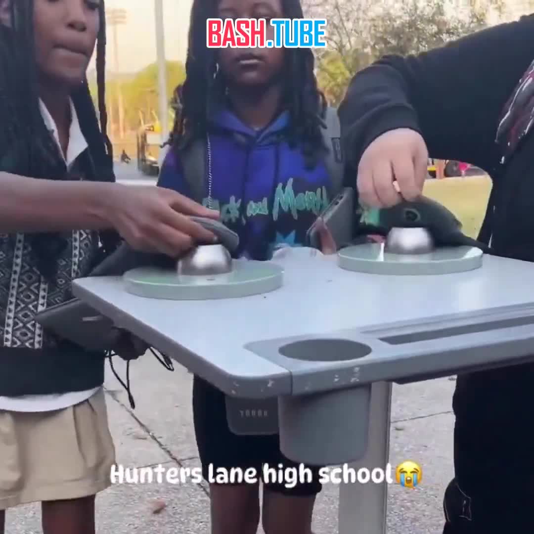  В школах США ученикам предписывают носить телефоны в чехле весь учебный день, который можно снять только в конце дня