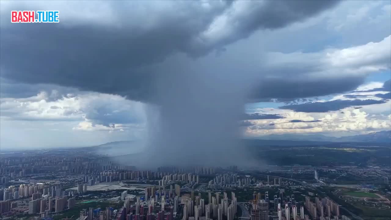  «Местами дождь». Стена осадков над городом Сиань, провинция Шэньси, Китай