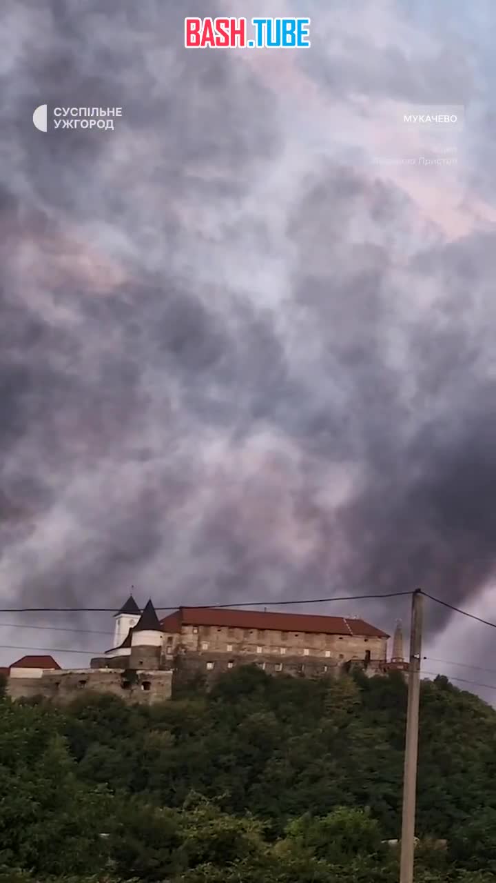  Украинские СМИ сообщают, что в Мукачево после прилёта вспыхнул масштабный пожар на площади 7 000 кв м