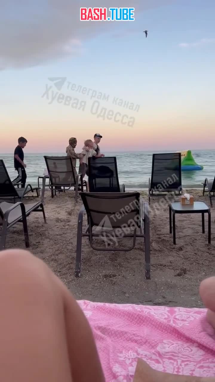  Обстановка в Одессе: дети играют в ТЦК на пляже - они скрутили своего друга и куда-то увели