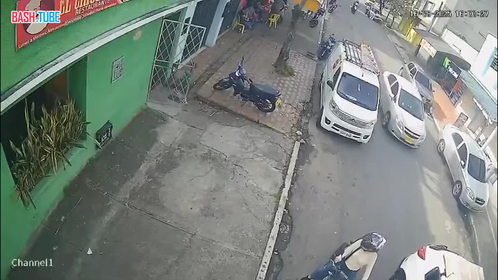  В Колумбии мальчик вышел из здания к матери за несколько секунд до обрушения земляной крыши и стены дома