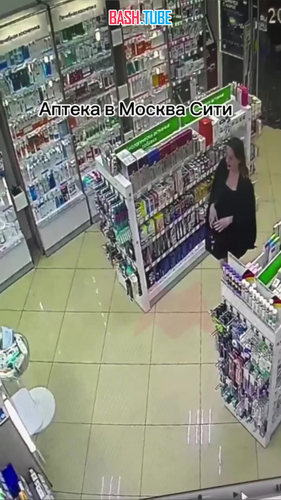  В аптеке элитного комплекса «Москва Сити» извращенец внаглую залез под юбку девушки
