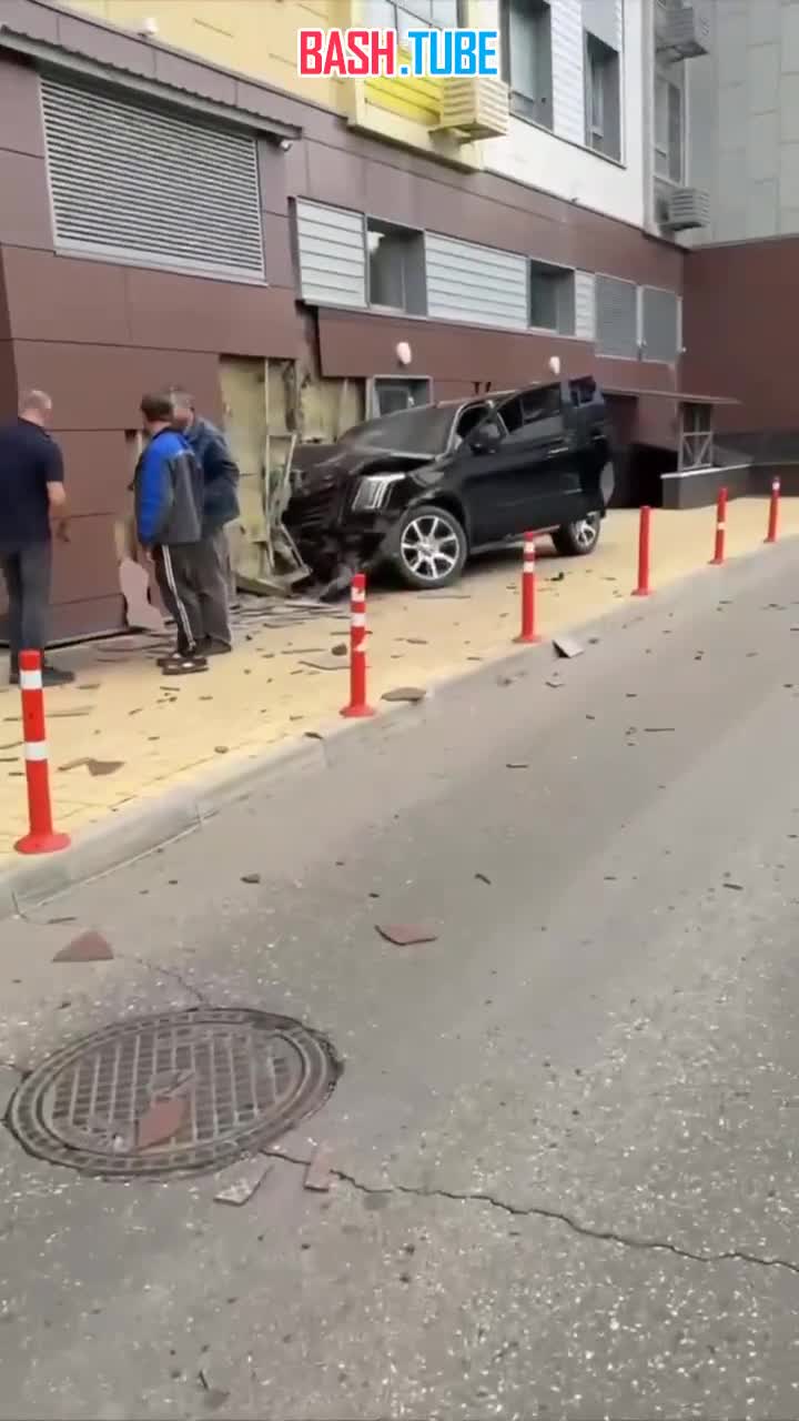  На западе Москвы «Кадиллак» протаранил стену дома одного из ЖК