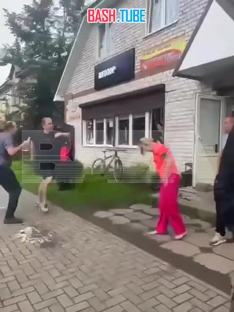  Житель Нелидово напал на женщину у местного бара и чуть не вырубил её ударом ноги