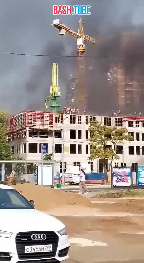  В Москве на Профсоюзной улице горит строящееся здание