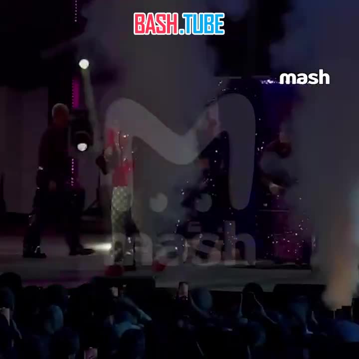  Филипп Киркоров упал со ступенек во время концерта на «Новой волне» в Казани - но не растерялся и продолжил выступление