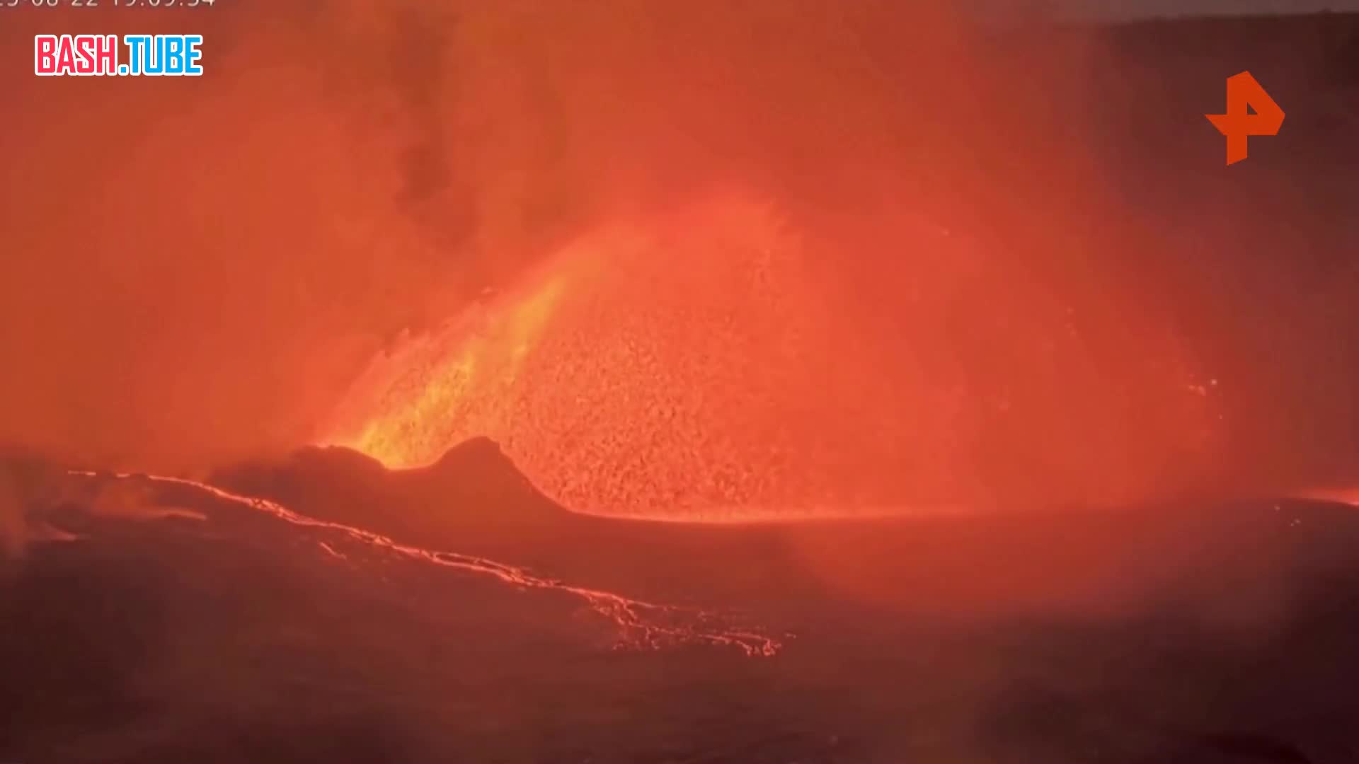  Самый активный гавайский вулкан Килауэа выбросил лаву на высоту 30 метров