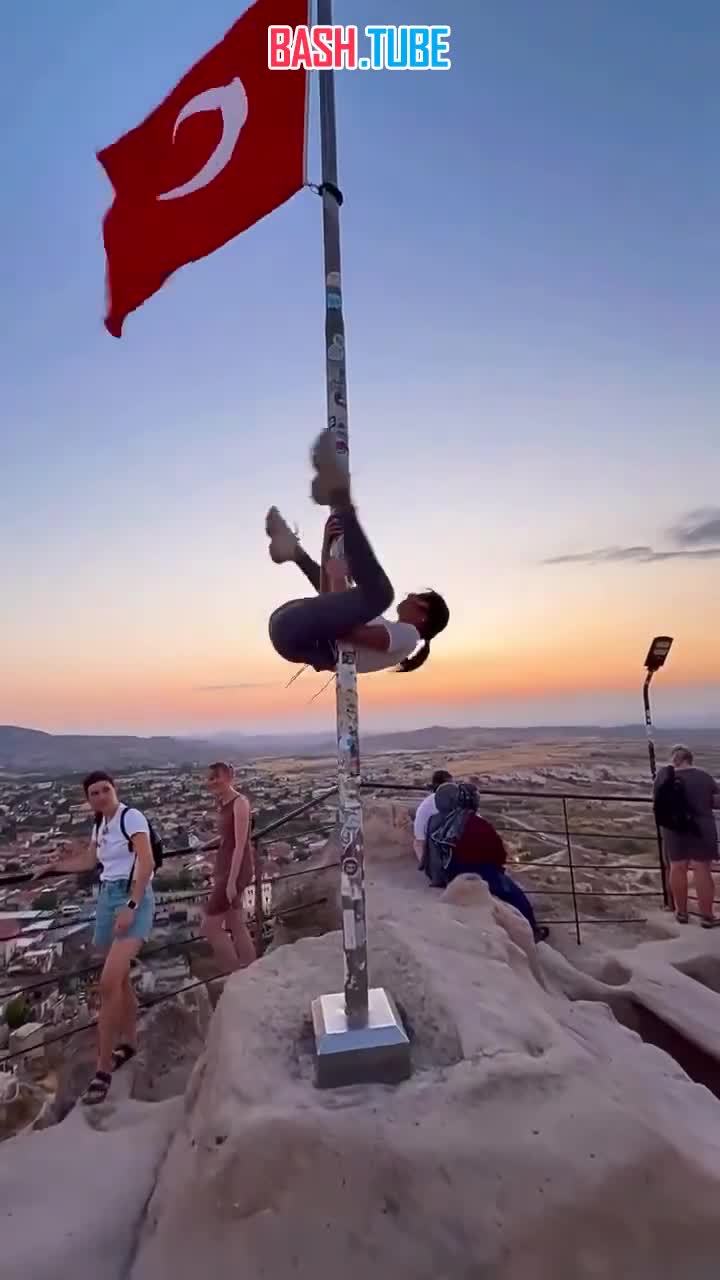  Туристка станцевала на флагштоке с флагом Турции в Каппадокии - теперь ей грозит тюремный срок