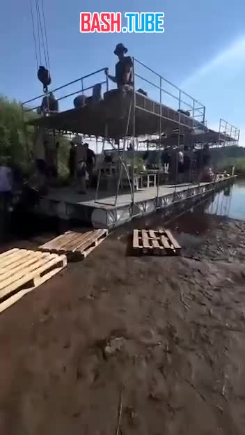  Рай на Земле создали мужики в Ленобласти: 50 человек собрались на огромном плоту, чтобы 3 дня кататься по реке Луге