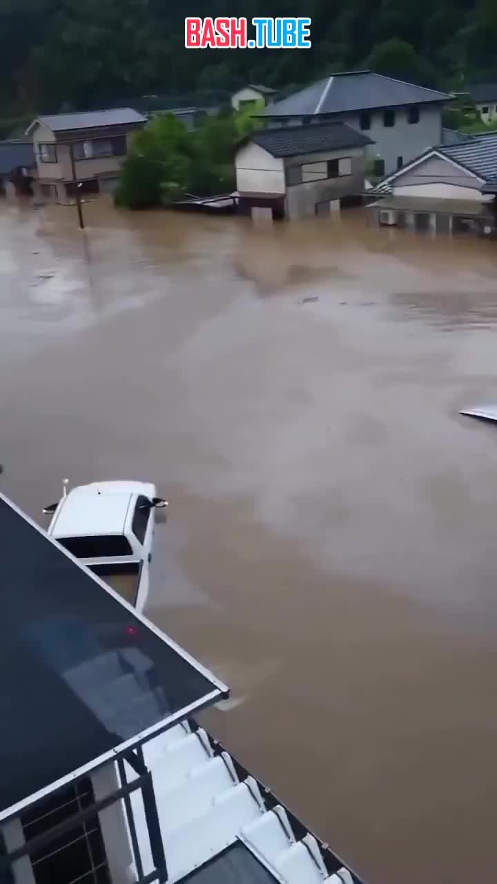  Тайфун «Линглинг» уже вторые сутки бушует в Японии, вызывая сильнейшие наводнения на юге острова Кюсю