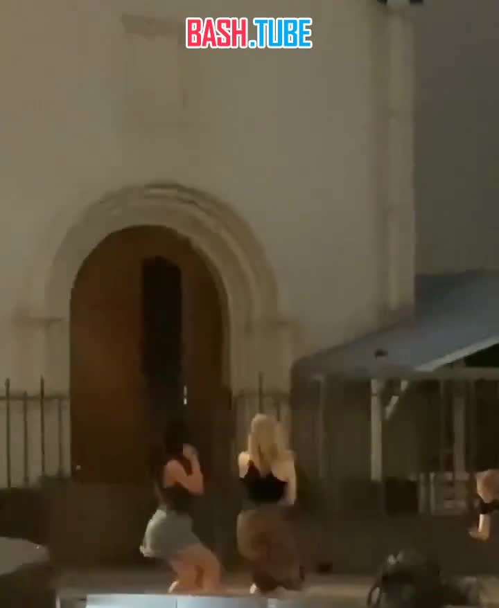  В Москве две девушки не нашли лучшего места для откровенных танцев, чем площадь перед церковью под звон колоколов