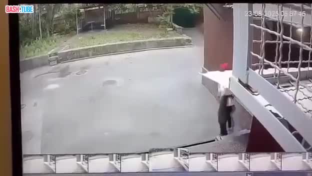  Украинский военком достал автомат и передернул затвор при попытке гражданских защитить мобилизованного