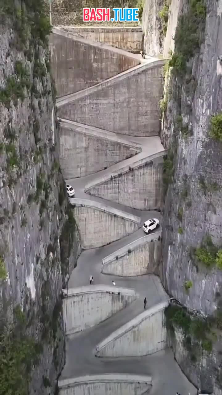  В китайском сегменте соцсетей вирусится видео зигзагообразной дороги Лингпайши на юго-западе страны