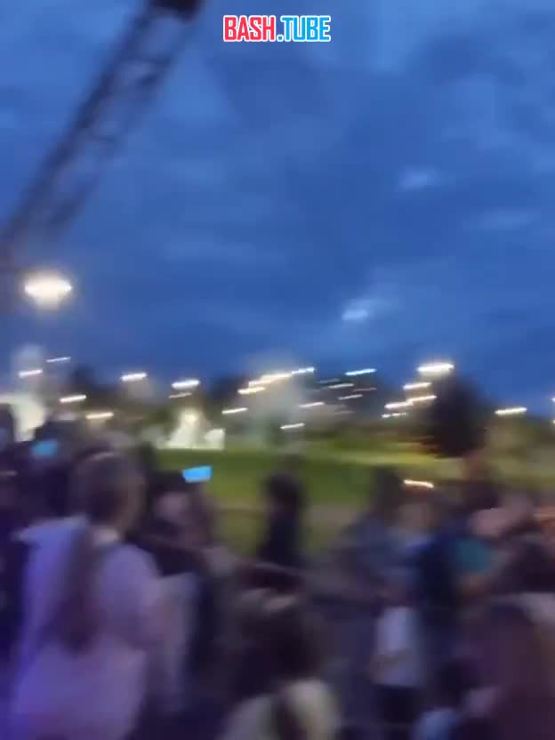  Неизвестные запустили фейерверки рядом с людьми в Красноярске