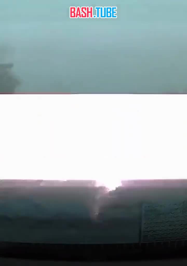  Экстремально близкий удар молнии в асфальт в штате Флорида, США