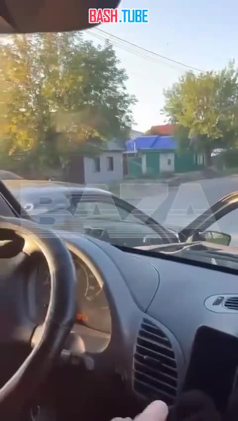  Роад рейж на дороге в Омске - очень злой водитель раскрушил лобовое стекло маршрутки с пассажирами