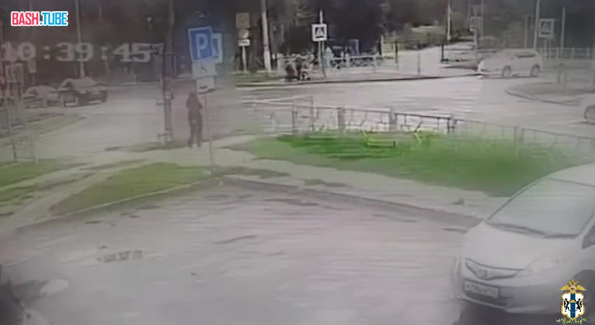  Иномарка «влетела» в столб и наехала на пешеходов на перекрестке в Бердске - пострадали взрослый и двое детей