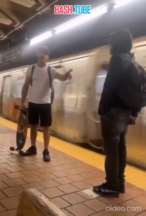  В Нью-Йорке скейтер отбился от негра с ножом в руках. Афроамериканец начал проявлять агрессию, но получил по лицу