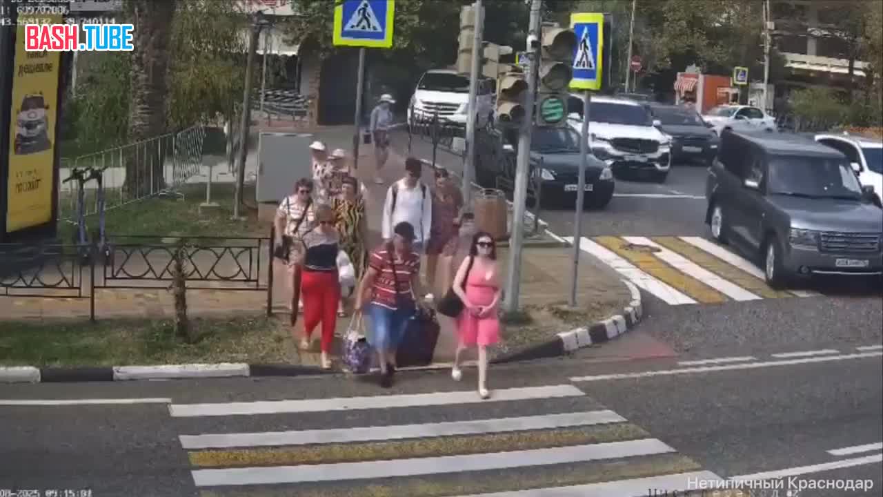  Водитель протаранил толпу людей на «зебре» в центре Сочи