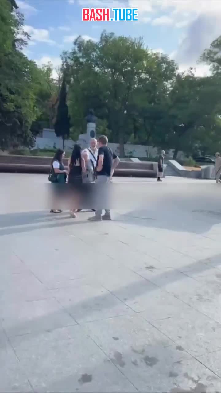  В Крыму голый мужчина бегал по улицам и просил прохожих «найти яйца»