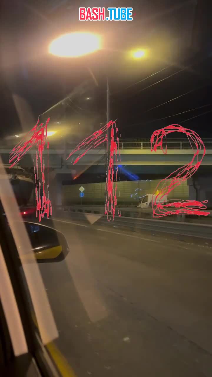  В Долгопрудном дорогущая яхта застряла под мостом... на суше