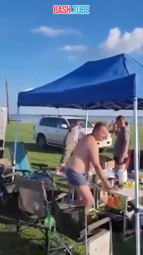  Скуфы решили подорвать арбуз петардой на капоте «Лады» во время отдыха в Кургане