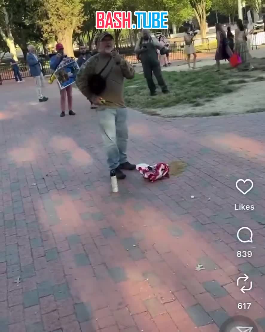  Мужчина сжёг флаг США возле Белого дома «в знак протеста против приказа Трампа о запрете сжигания флагов»