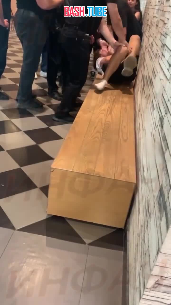  В Самаре охранники ТЦ жестко избили подростка: у парня сотрясение мозга