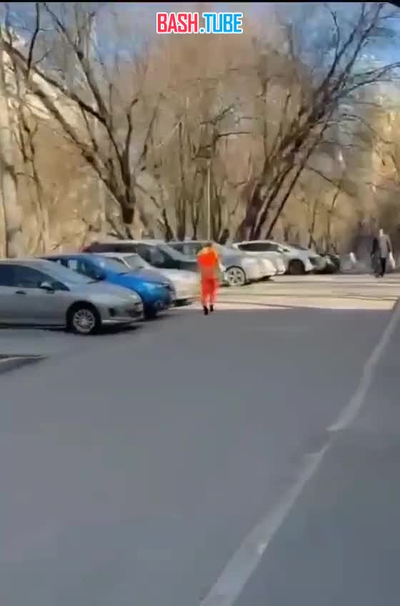  Очень экстравагантный житель (да, это он на каблуках) Москвы кошмарит свой район