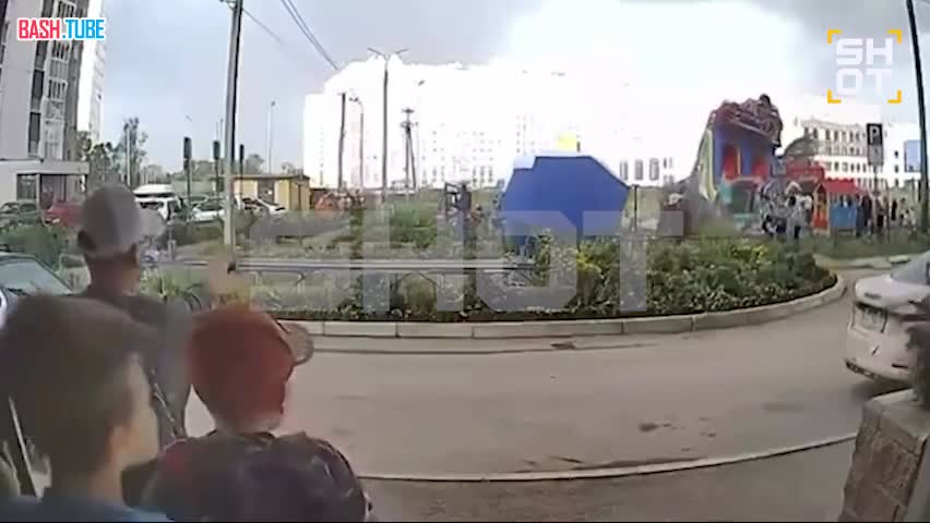  Батут с детьми перевернуло сильным ветром в Уфе. Пострадало четверо детей